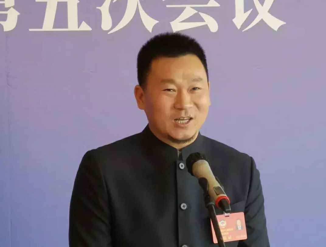 为进一步展示市政协团结、民主、开放、自信的形象，向市民和网友展示政协委员的履职风采，中山市政协十二届五次会议在2月4日上午开幕前开设“委员通道”，市政协委员、华体会网页版页面登录-华体会(中国)公司总经理陈朝阳走进“委员通道”，回应社会关切的问题。他就如何做好城市应急管理规划的问题进行发言，并回答记者提问。.jpg